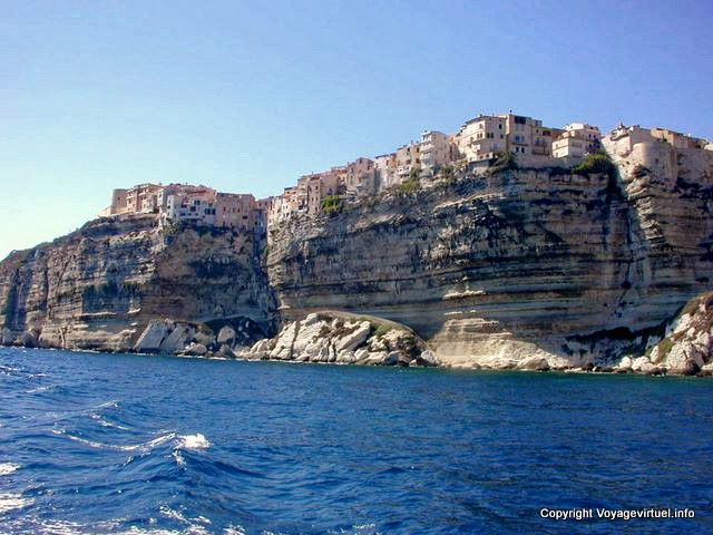 Bonifacio, un'altra vista delle scogliere, la Corsica