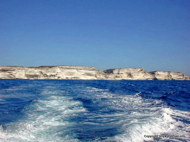 Bonifacio, scogliere a distanza, la Corsica