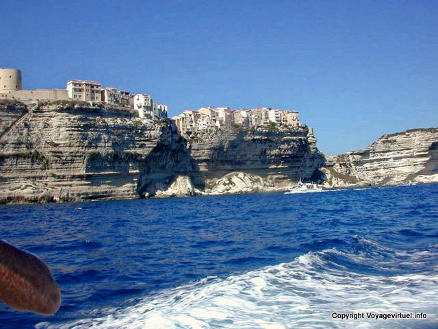 Bonifacio, ai piedi delle scogliere, la Corsica