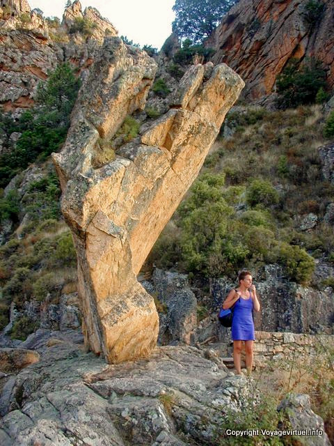 Ai piedi di insenature rocciose strane di Piana, Corsica