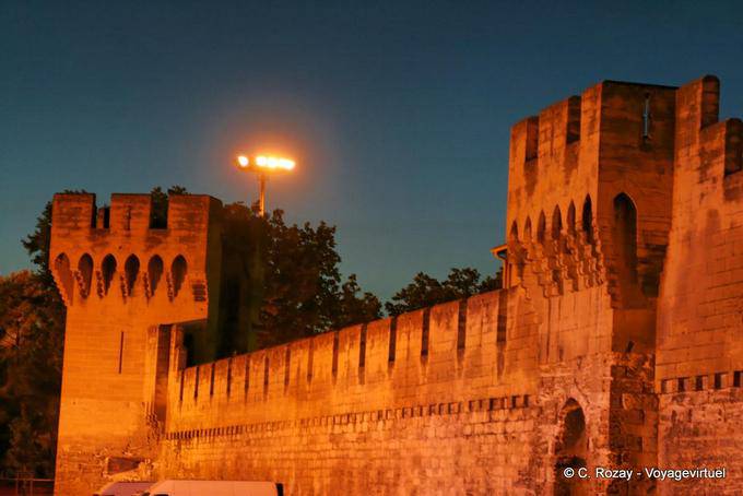Torri e mura merlate di notte, Avignon, Provenza, Francia
