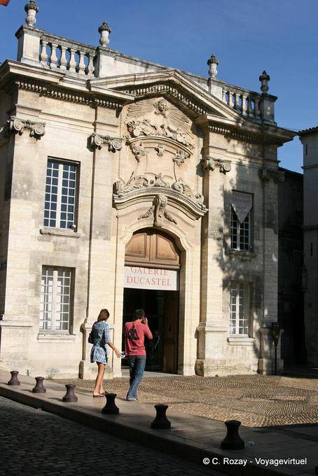 Galleria facciata Ducastel tra Place Crillon e Rue Vernet, Avignon, Provenza, Francia