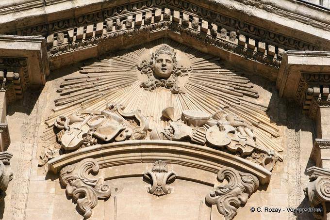 Frontone della Galleria Ducastel, vista ravvicinata, Avignon, Provenza, Francia