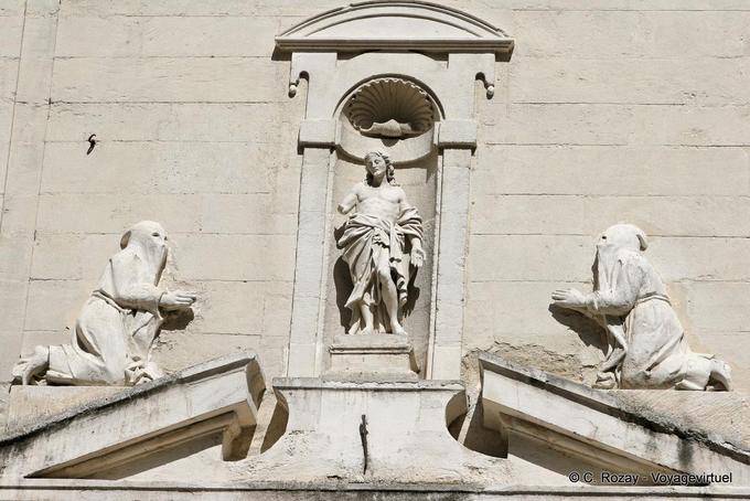 Penitenti pietra sulla facciata della cappella del Penitenti Bianchi, Avignon, Provenza, Francia