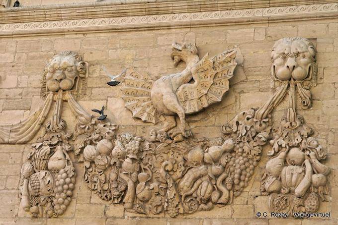 Sculture sulla parte anteriore destra della Zecca, Avignon, Provenza, Francia