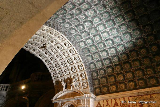 L'arco tra la navata e il nartece della Notre-Dame des Doms, Avignone, Provenza, Francia