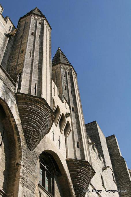 Le due torrette sopra la porta di Champeaux, Palais des Papes, Avignon, Provenza, Francia