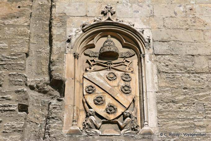 Lo stemma di Clemente VI sopra la porta di Champeaux, Palais des Papes, Avignon, Provenza, Francia