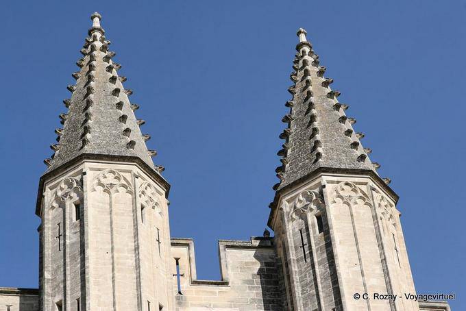 Particolare della parte superiore delle torrette della facciata principale del Palazzo, Avignon, Palais des Papes, Provenza, Francia