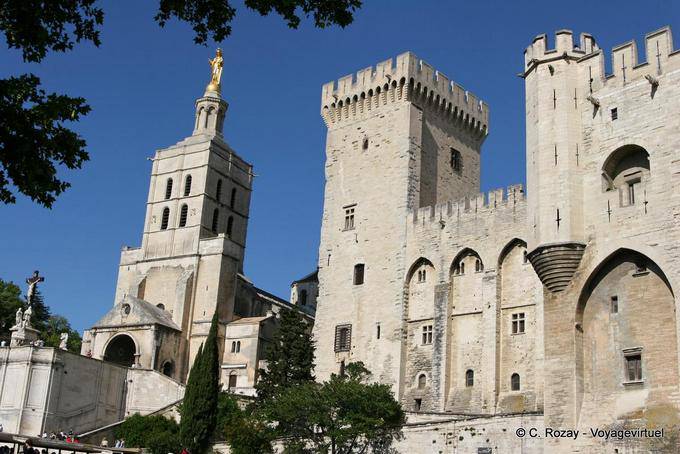 Torre Campane il Palazzo Papale e la torre di ND des Doms, Avignone, Provenza, Francia