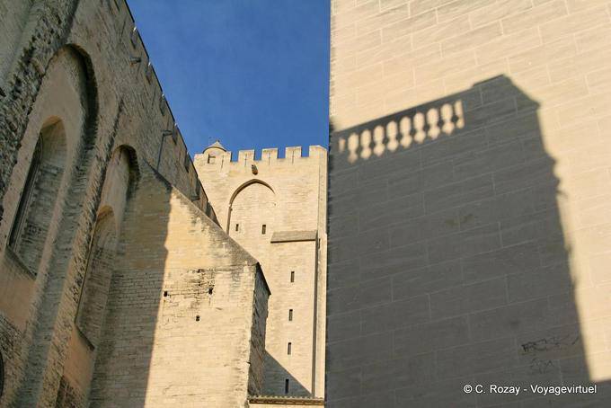 Ombra prima della rotonda di San Lorenzo, Avignon, Palais des Papes, Provenza, Francia