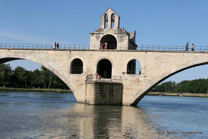 Ponte di Avignone nel secondo arco è costruito St. Benezet cappella, e, soprattutto, la cappella di S. Nicola, Provenza, Francia