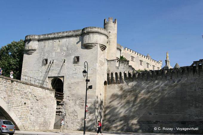 Fortificazioni e ponte levatoio all'ingresso della città, Saint-Benezet Bridge, Avignon, Provenza, Francia