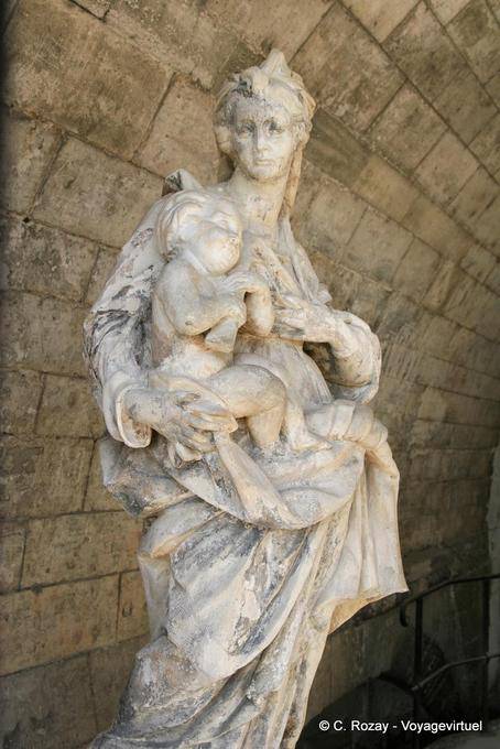 Vergine e il Bambino nella cappella inferiore, Saint-Benezet Bridge, Avignon, Provenza, Francia