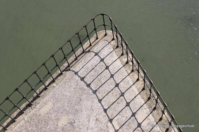Base triangolare di un arco rivolto verso la corrente del Rodano, Saint-Benezet Bridge, Avignon, Provenza, Francia