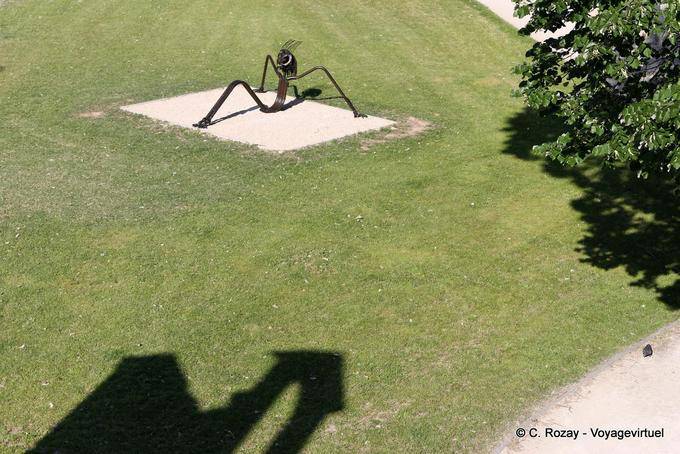 Avignone, scultura in metallo nel parco vicino al Ponte San Benezet, Provenza, Francia