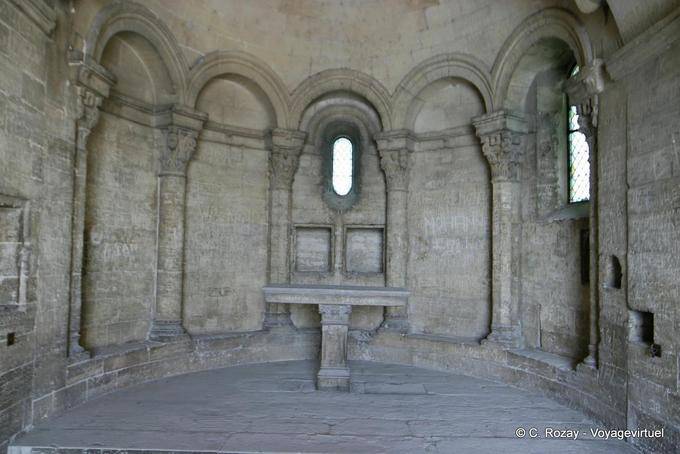 All'interno della cappella inferiore romanica di St. Benezet Bridge, Avignon, Provenza, Francia