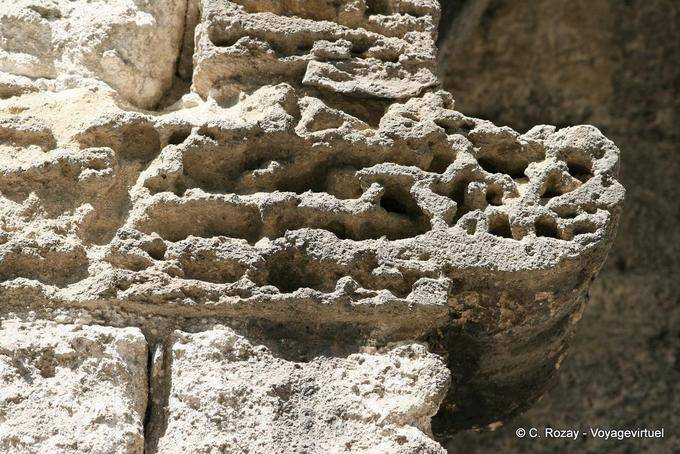 I segni del tempo nelle fortificazioni in pietra, Avignon, Provenza, Francia