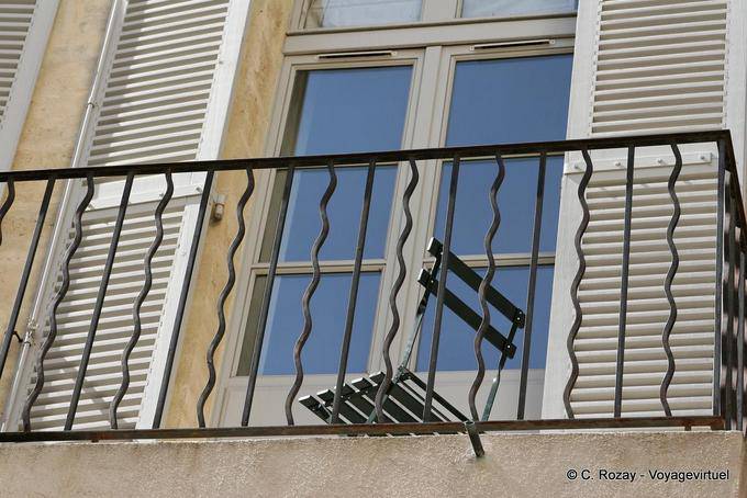 Seduta su un balcone in ferro battuto, Avignon, Provenza, Francia