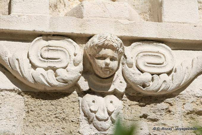 Angelo scolpito sulla facciata della Cappella dei Penitenti Bianchi, Avignon, Provenza, Francia