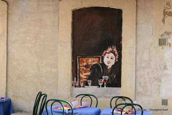 Pittura che adornano le strade di Mons in quantità al palazzo di Avignone, Provenza, Francia