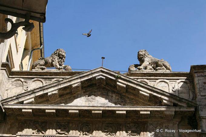 Frontone e leoni scolpiti, Avignon, Provenza, Francia