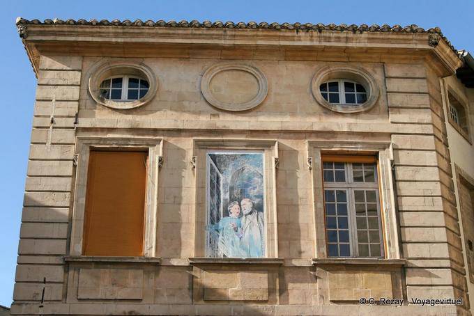 Altro finestra dipinta sham, il centro storico di Avignone, Provenza, Francia