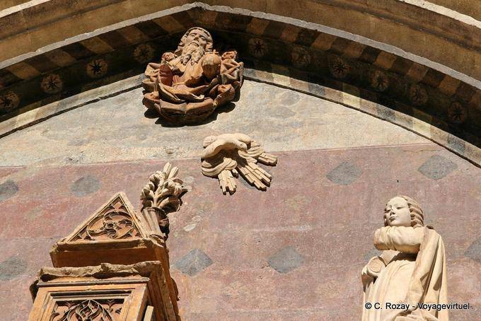 Close-up dettaglio della parte superiore frontone della Chiesa Collegiata di Saint-gate Agricola, Avignon, Provenza, Francia