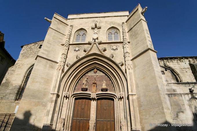 Facciata e porte della chiesa di San Agricola costruita nel XIV secolo, Avignone, Provenza, Francia