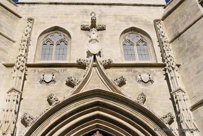 Decorazione gotica sulla facciata, di San Agricola di Avignone Collegiata, Provenza, Francia