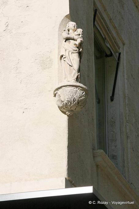 Nicchia con Madonna scultura al bambino in una strada Avignone, Provenza, Francia