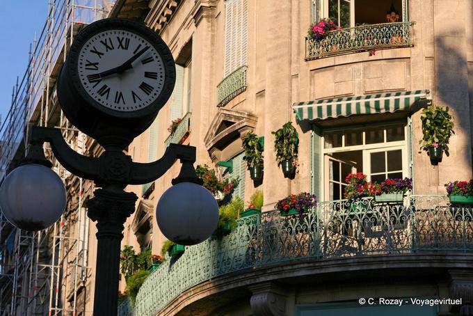 Orologio all'angolo di una strada, Avignone, Provenza, Francia