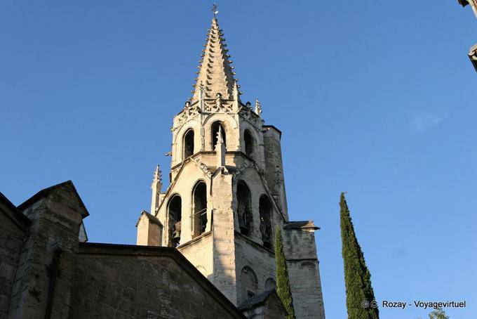 Campanile della Basilica di San Pietro, costruita nel 1495 da Jean-Baptiste Lecuyer, Avignon, Provenza, Francia