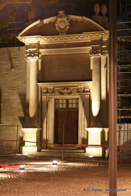Illuminazione su una colonna porta ristrutturato, Avignon, Provenza, Francia