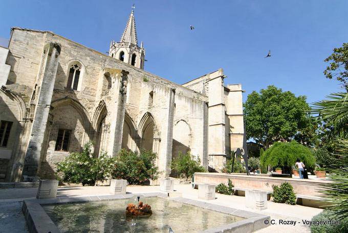 Avignone, rimane di chiostro Saint-Martial da Piazza Agricola Perdiguier, Provenza, Francia