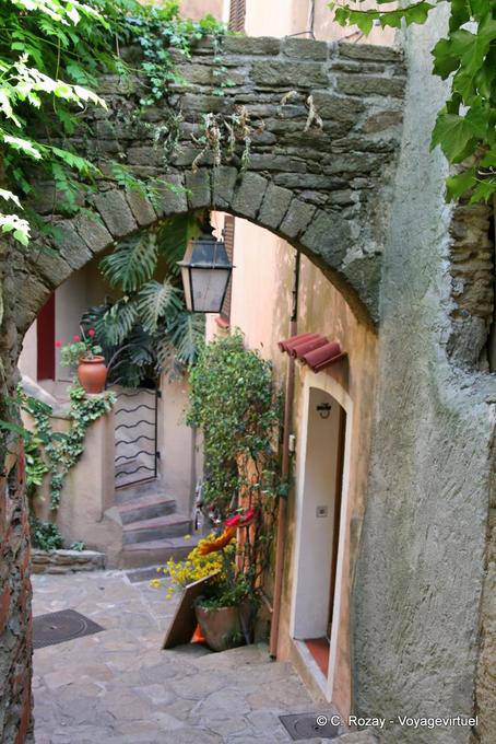Bormes-les-Mimosas, vecchie pietre per gli appassionati di storia, Provenza, Francia