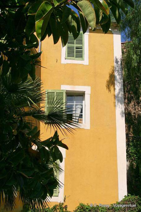 Bormes-les-Mimosas, facciata colori tipici, Provenza, Francia