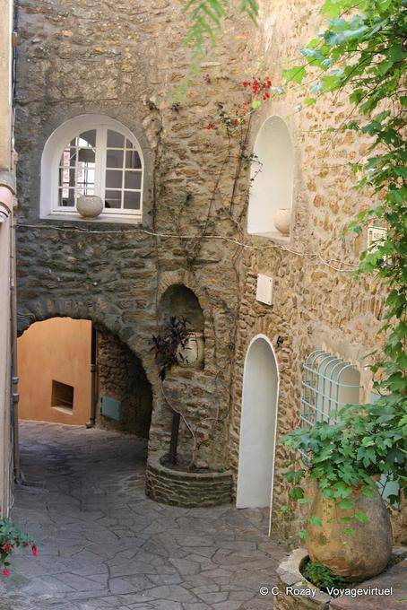 Bormes-les-Mimosas, strada tortuosa, Provenza, Francia