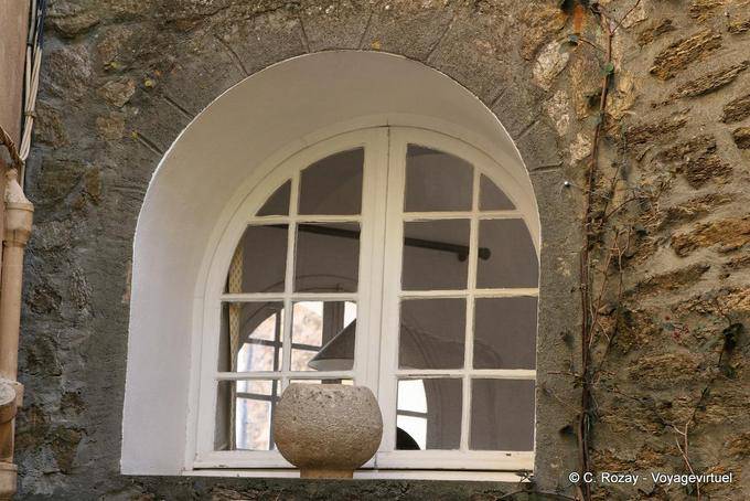 Bormes-les-Mimosas, finestra pentola rotonda, Provenza, Francia