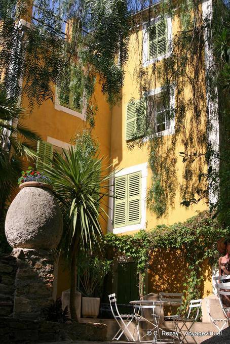 Bormes-les-Mimosas, quadrati tra luce e ombra, Provenza, Francia