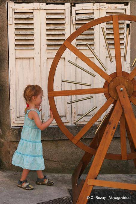 Collobrières, bambina nella ruota musicale, Provenza, Francia