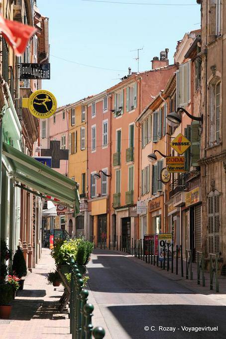 Fréjus, camminare in città, Provenza, Francia