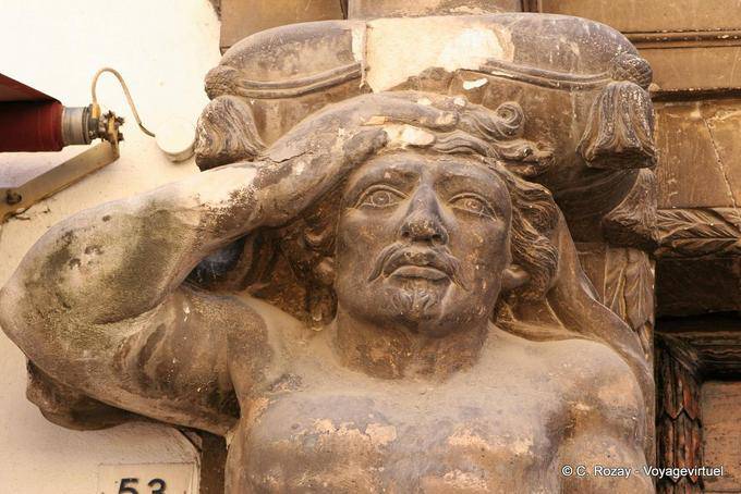 Fréjus, dettaglio dei Atalantes porte, Provenza, Francia