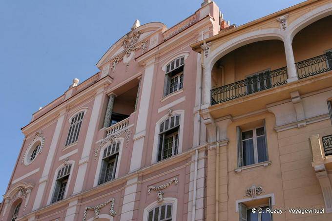 Fréjus, edificio rosa rue Jean Jaurès, Provenza, Francia