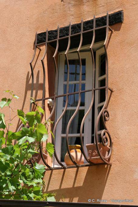 La Garde-Freinet, finestra protectet, Provenza, Francia