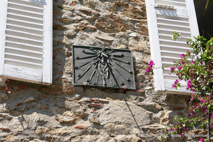 Grimaud, meridiana equina casa facciata, Provenza, Francia