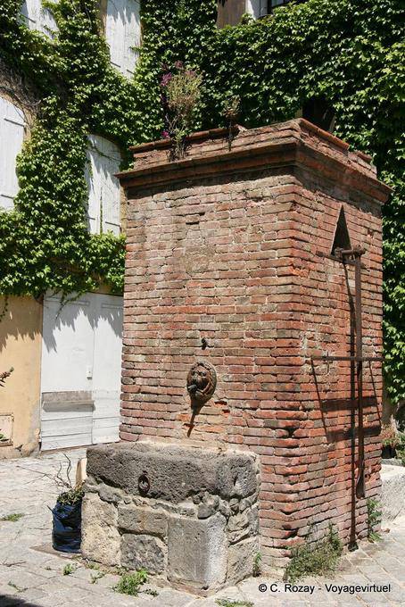 Grimaud, fontana di mattoni rossi, Provenza, Francia