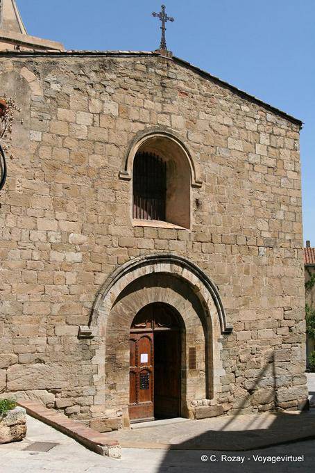 Grimaud, si affaccia l'ingresso chiesa di San Michele, Provenza, Francia
