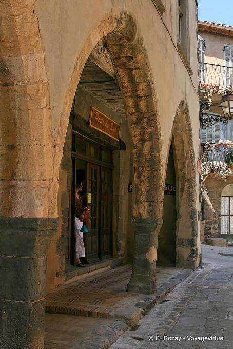 Grimaud, portici di via Templari, Provenza, Francia