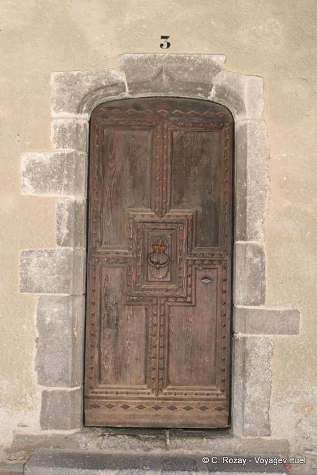 Grimaud, antica porta ornato, Provenza, Francia